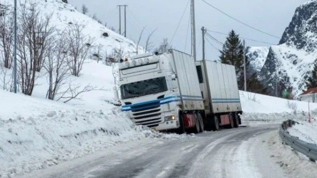 Bingöl'de TIR ile otomobil birbirine girdi!
