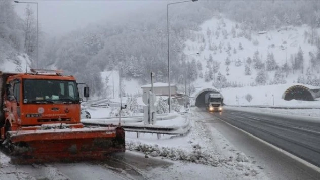 Bolu Dağı'nda kar çalışmaları sürüyor