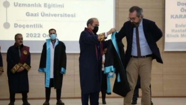 Doçentliğe yükselip cübbeleri giydiler