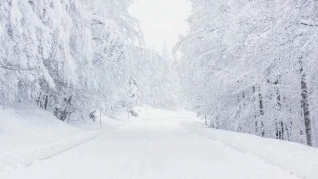 Doğu'da kar yolları kapattı