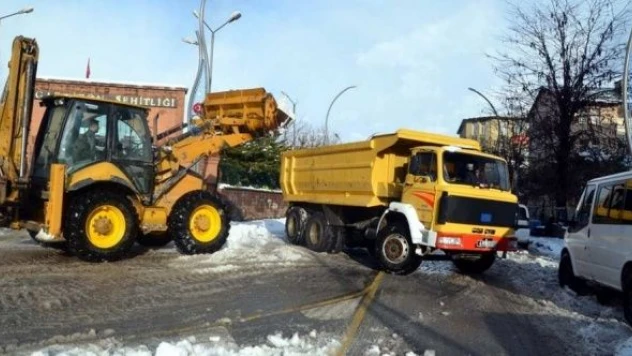 Doğu'da 4 ilde kar ve tipi yolları kapattı