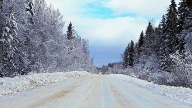 Doğu'da kar yine yolları kapattı
