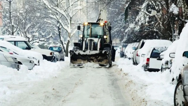 Doğu'da kar yolları kapattı