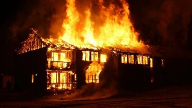 Erzincan'ı çatı katında çıkan yangın aydınlattı