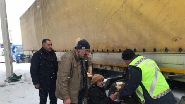 Erzincan'da  yolda kalanlara jandarma eşlerinden çorba ikramı