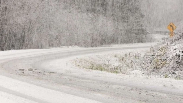 Erzurum'un yollarını tipi vurdu