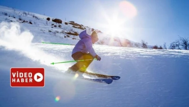 Güneşli havada kayak keyfi