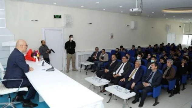 İpekyolu Kaymakamı Aydın öğrencileri dinliyor