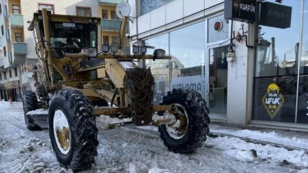 Kağızman'da karlar kamyonlarla taşınıyor