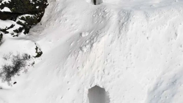 Kardan tünel açıp çığın içinden geçtiler!