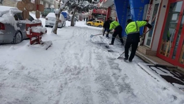 Kars'ta karla mücadele çalışmaları devam ediyor!