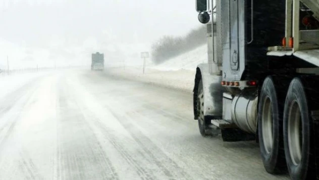 Kars'ta etkili olan kar TIR'lara geçit vermedi!