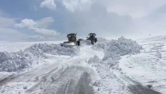 Kars'ta karda mahsur kalan 17 kişi böyle kurtarıldı!