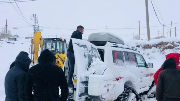 Kars'ta sağlık ekipleri köydeki hasta çocuğa paletli ambulansla ulaştı