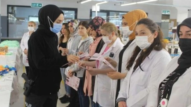 Malatya'da polis ekipleri kadınlara KADES'i anlattı
