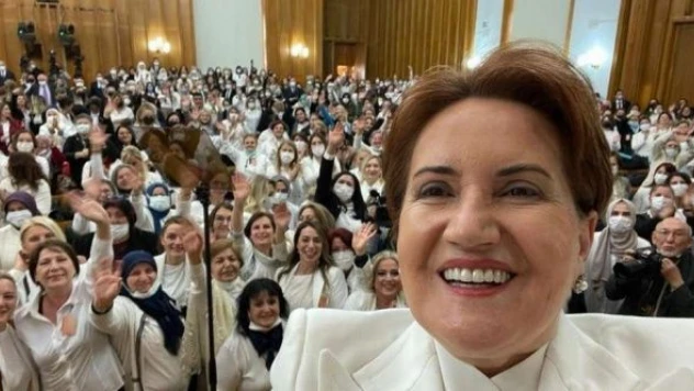 Meral Akşener'den 8 Mart selifesi