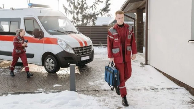 Minik bebek için karlı yollar aşıldı