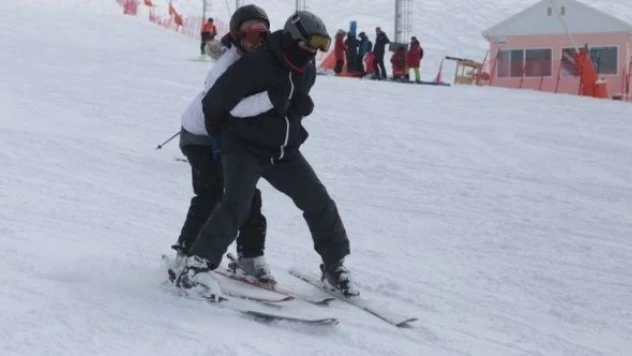 Palandöken ilkbaharın il ayında  doldu taştı!