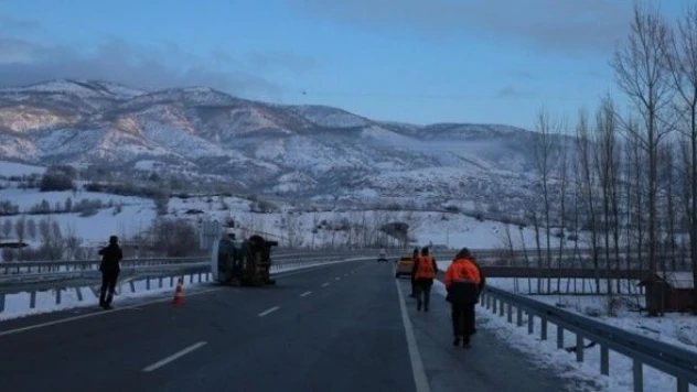 Tokat'ta servis aracı devrildi: Bir asker şehit oldu, 3 asker yaralandı