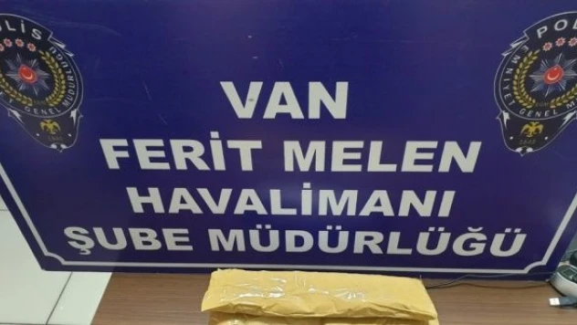 Van'da uyuşturucuyla uçağa binmeye çalışan şahıs böyle yakalandı