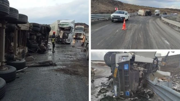 Ağrı'da 2 TIR birbirine girdi