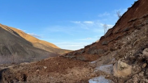 Bingöl'de heyelan nedeniyle yol kapandı
