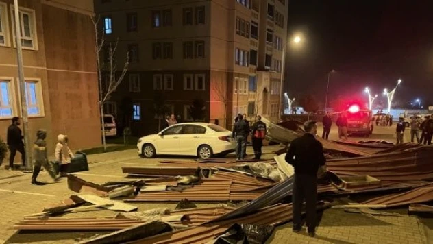 Bingöl'de şiddetli rüzgar... Şehir uçuyor...
