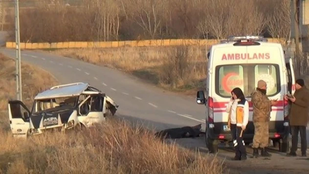 Bitlis'te feci kaza! Minibüs takla attı