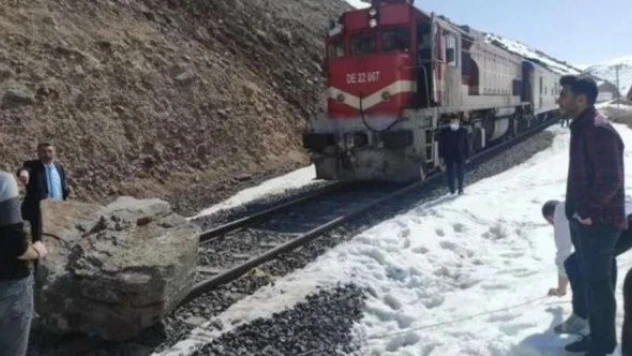 Doğu Ekspresi raylarına kaya düştü!