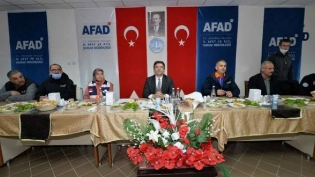 Erzurum Valisi Memiş, AFAD personeliyle iftar yaptı