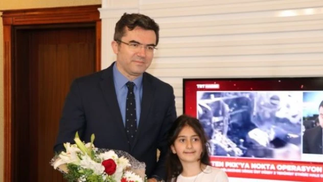 Erzurum'da vali koltuğuna oturan öğrenci, okullar için spor salonu istedi