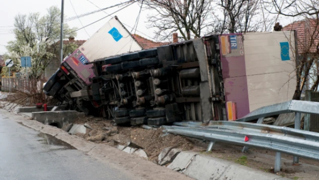 Hakkari'de TIR köprüden uçtu!