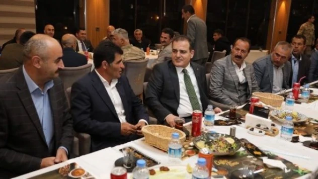 Hakkari Valisi Akbıyık, güvenlik korucu başlarıyla iftar yaptı