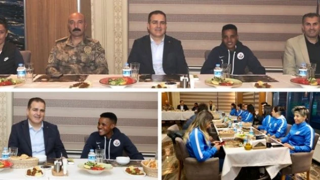 Hakkari Valisi Akbıyık kadın futbolcularla iftar açtı