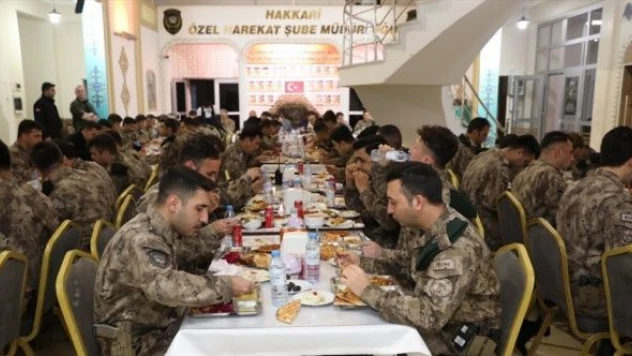 Hakkari Valisi Akbıyık, özel harekat polisleriyle iftarda buluştu