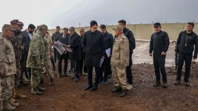 İçişleri Bakanı Soylu, Türkiye-İran sınırındaki güvenlik duvarı çalışmalarını inceledi