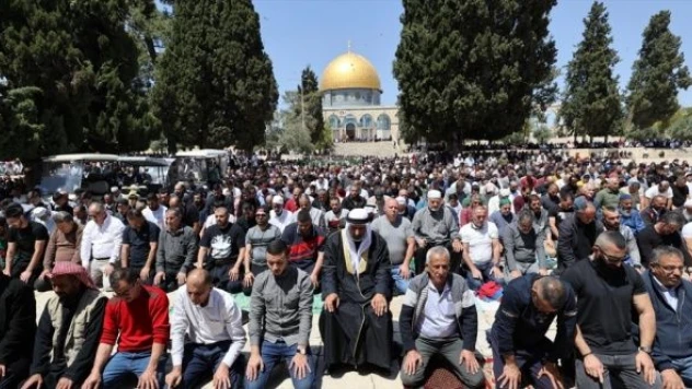Mescid-i Aksa'da 60 bin kişi cuma namazı kıldı