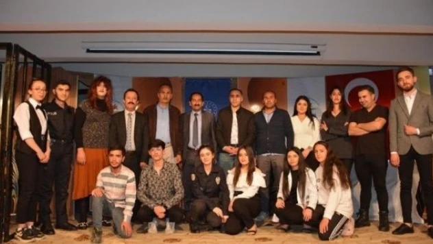 'Kayıp Hayatlar' Şemdinli'de sahnelendi