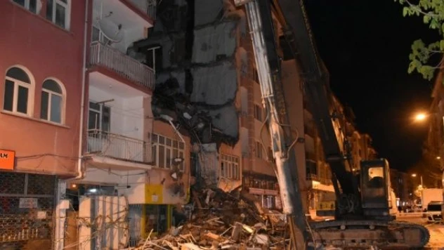 Malatya'da çatırdayan bina boşaltıldı