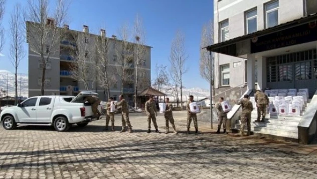 Mehmetçik ihtiyaç sahibi aileleri yalnız bırakmadı