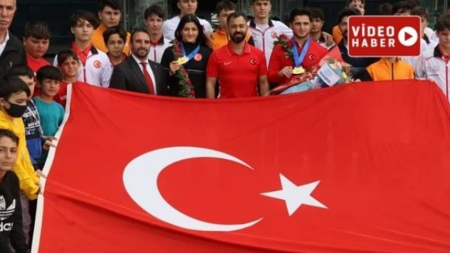 Milli güreşçi Kamaloğlu, Erzincan'da coşkuyla karşılandı