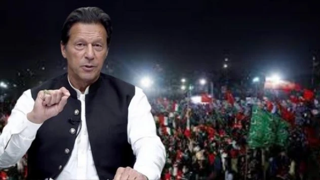 Pakistan'da İmran Han destekçileri sokağa döküldü