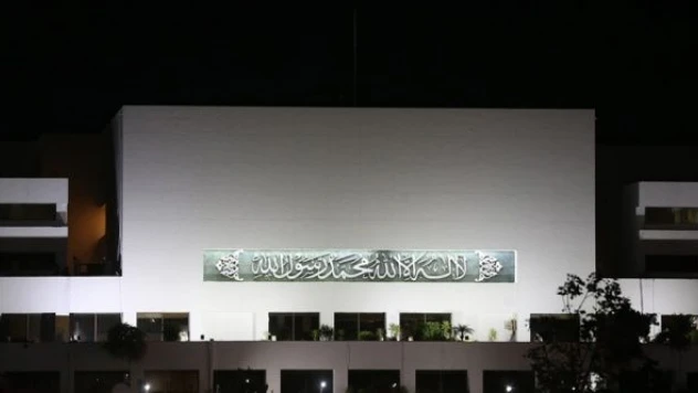 Pakistan'da İmran Han hükümeti düştü