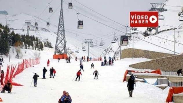 Palandöken'de nisan ayında da kayak keyfi sürüyor