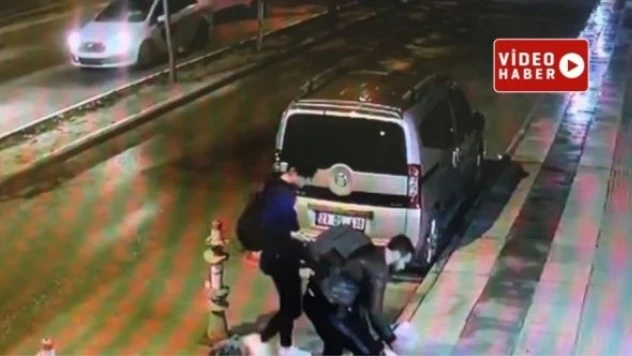 Sahipsiz köpekten kaçan çocuk otomobilin altında kaldı!