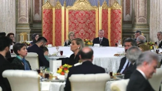 Sanatçılarla iftarda korsanla mücadele vurgusu