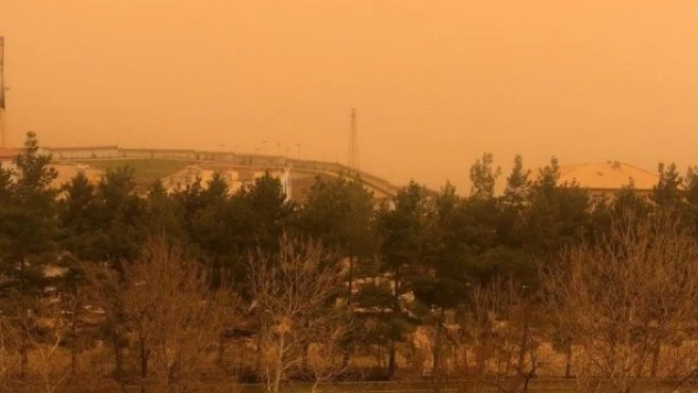 Şırnak'ta gökyüzü sarıya büründü