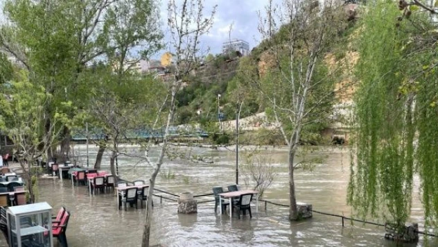 Tunceli'de  Munzur Çayı taştı