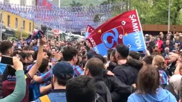 Trabzon bordo maviye boyandı
