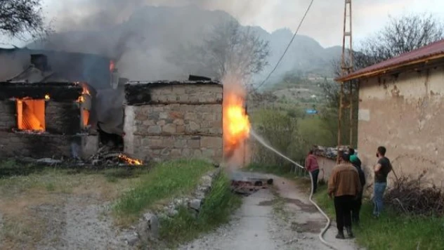 Tunceli'de bir ev küle döndü!